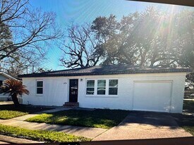 1034 St Charles St in Lafayette, LA - Building Photo