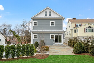 25 Henry St in Greenwich, CT - Building Photo - Building Photo