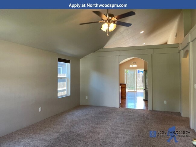 310 Roundgate Dr in Medford, OR - Building Photo - Building Photo