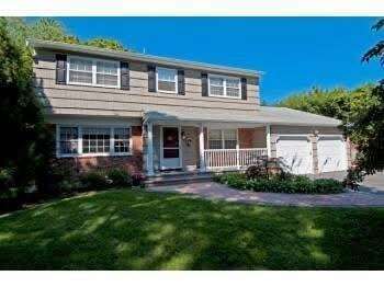 305 Maplewood Rd in Huntington Station, NY - Building Photo - Building Photo