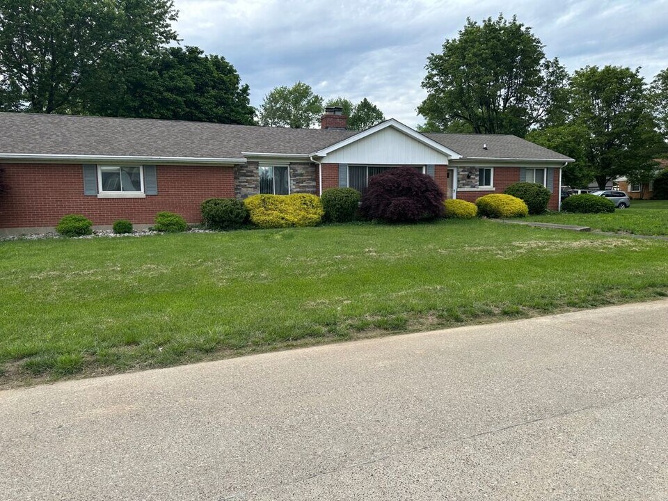 111 Lynnwood Dr in Clarksville, IN - Building Photo