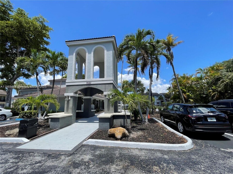 7055 NW 179th St in Miami Gardens, FL - Building Photo