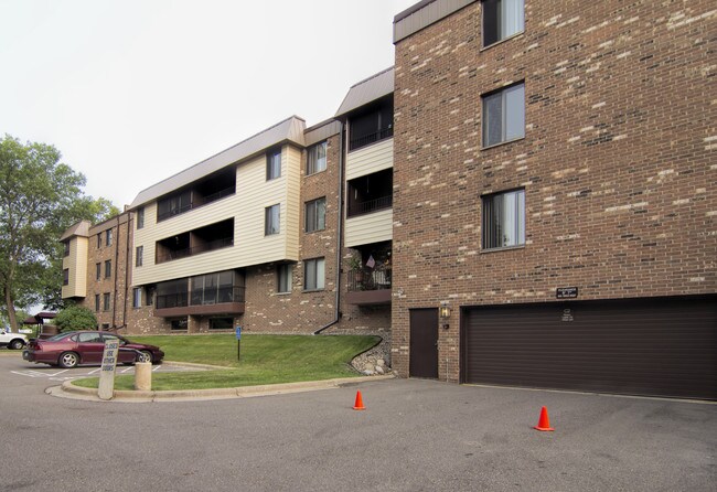 Windwood Condominiums in Edina, MN - Building Photo - Building Photo
