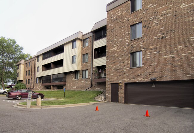 Windwood Condominiums in Edina, MN - Foto de edificio - Building Photo