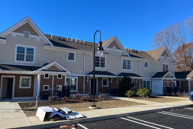 Lascana Homes in Orange, CT - Foto de edificio - Building Photo