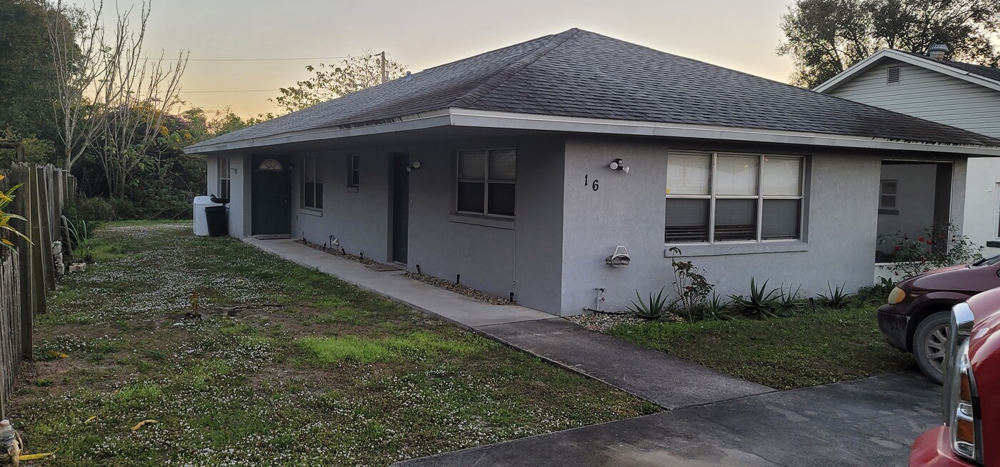 16 E Hibiscus St in Lake Placid, FL - Foto de edificio