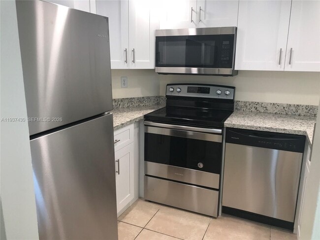 6995 NW 186th St in Hialeah, FL - Foto de edificio - Building Photo