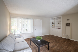 Sea Breeze Garden Apartments in Imperial Beach, CA - Building Photo - Interior Photo