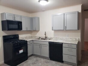 911 E Rodgers Dr in Fayetteville, AR - Building Photo - Building Photo