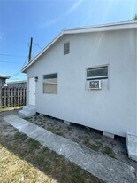 517 NW 1st Ave in Hallandale Beach, FL - Building Photo