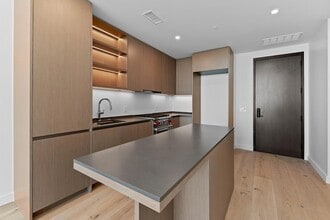 610 Davis St, Unit 5206 in Austin, TX - Foto de edificio - Building Photo