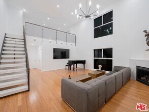 7062 Hawthorn Ave in Los Angeles, CA - Building Photo - Building Photo