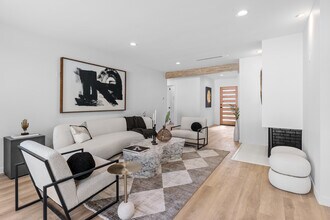 16517 Hartsook St in Encino, CA - Building Photo - Building Photo