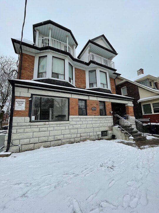 1371 King St W in Toronto, ON - Building Photo