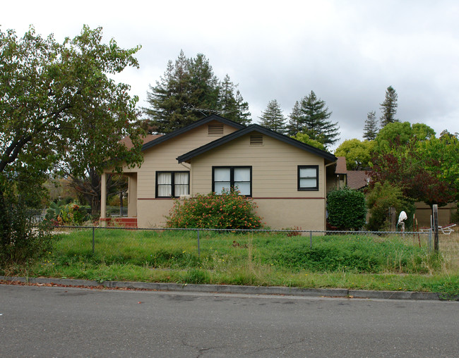 1300 3rd St in Novato, CA - Foto de edificio - Building Photo