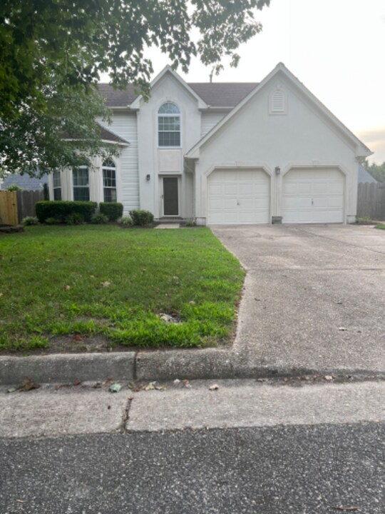 2633 Pender Dr in Virginia Beach, VA - Foto de edificio