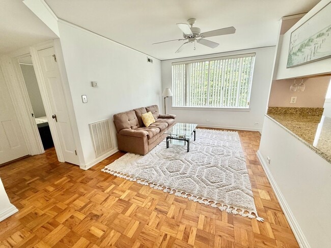 1700 N Elm St in Greensboro, NC - Building Photo - Building Photo