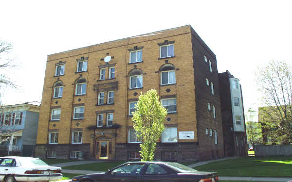 Clinton Apartment Building in Cleveland, OH - Foto de edificio - Building Photo