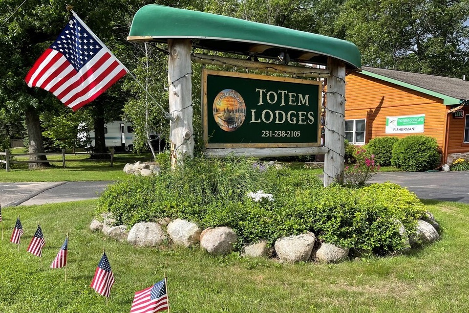 Totem Lodges in Indian River, MI - Foto de edificio