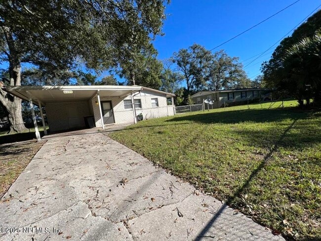 8095 Lourdes Dr W in Jacksonville, FL - Building Photo - Building Photo