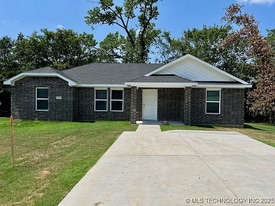 713 Pemberly in Colbert, OK - Building Photo