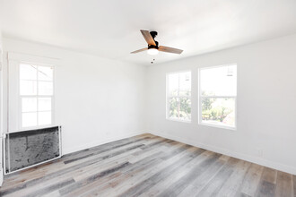 1587 W 35th Pl in Los Angeles, CA - Foto de edificio - Interior Photo