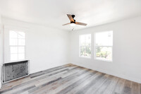 1587 W 35th Pl in Los Angeles, CA - Building Photo - Interior Photo