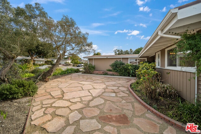 27041 Whitestone Rd in Rancho Palos Verdes, CA - Building Photo - Building Photo