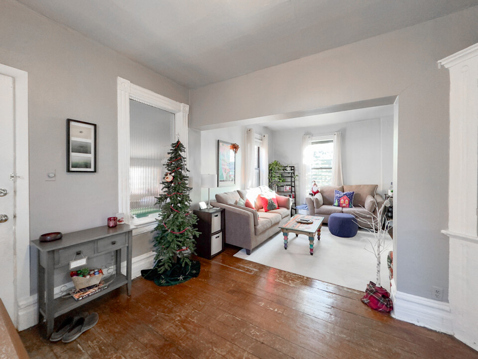 2136 N Clifton Ave, Unit G02C in Chicago, IL - Building Photo