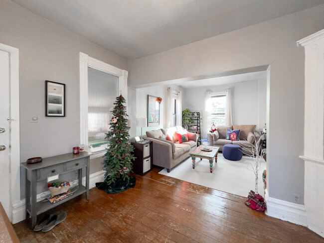 2136 N Clifton Ave, Unit G02C