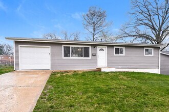 1230 Acredale Dr in Florissant, MO - Foto de edificio - Building Photo