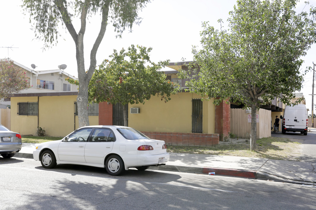 2128 W Alameda Ave in Anaheim, CA - Foto de edificio