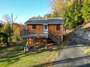 84 Carpenter Rd in New Hartford, CT - Building Photo - Building Photo