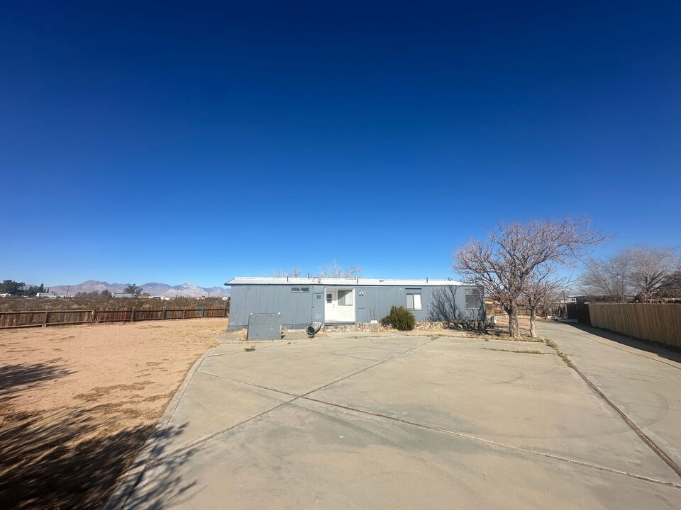 1566 W Dolphin Ave in Ridgecrest, CA - Building Photo