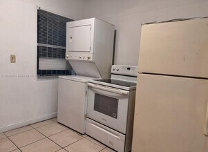 2410 NW 34th St in Miami, FL - Foto de edificio - Building Photo
