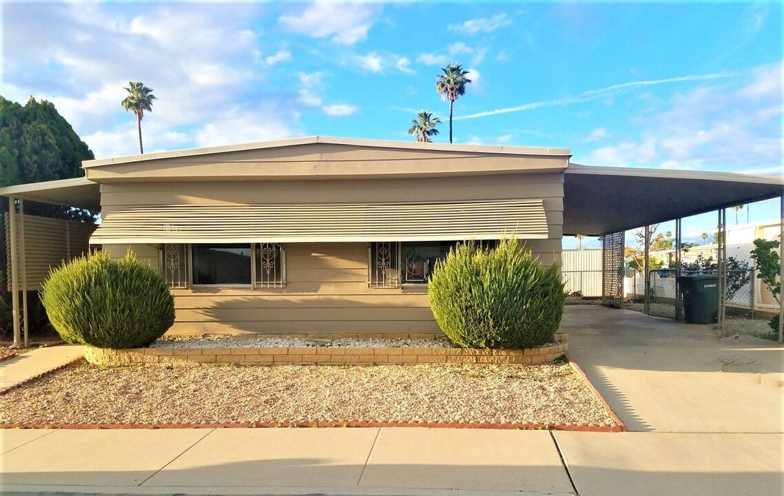1570 Vista Grande Dr in Hemet, CA - Building Photo