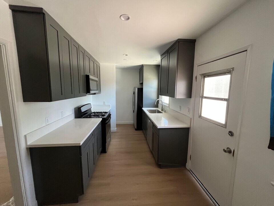 10716-10720 Oxnard St in Los Angeles, CA - Building Photo