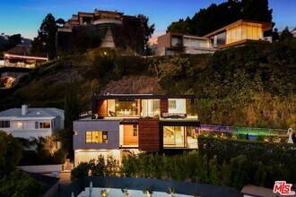 1331 Belfast Dr in Los Angeles, CA - Foto de edificio - Building Photo