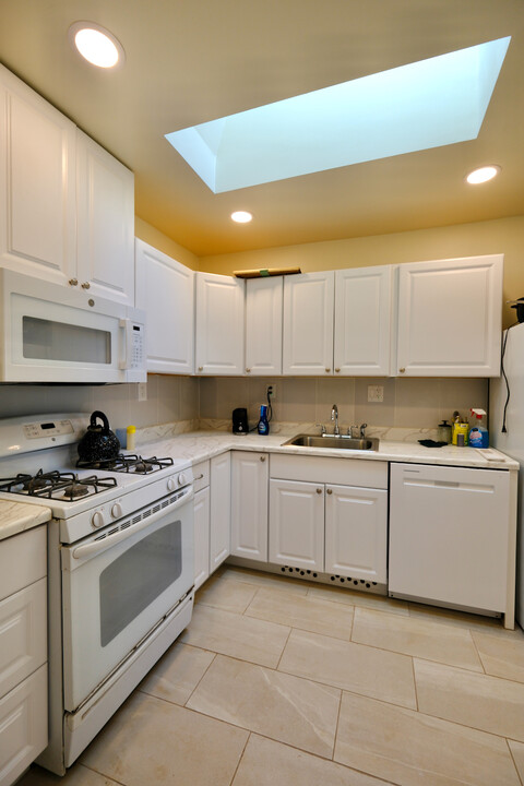 227 1/2 E Victoria St in Santa Barbara, CA - Building Photo