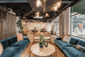 Yugo Austin Corner in Austin, TX - Foto de edificio - Building Photo