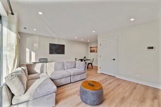 7109 N Western Ave, Unit 2N in Chicago, IL - Building Photo - Building Photo