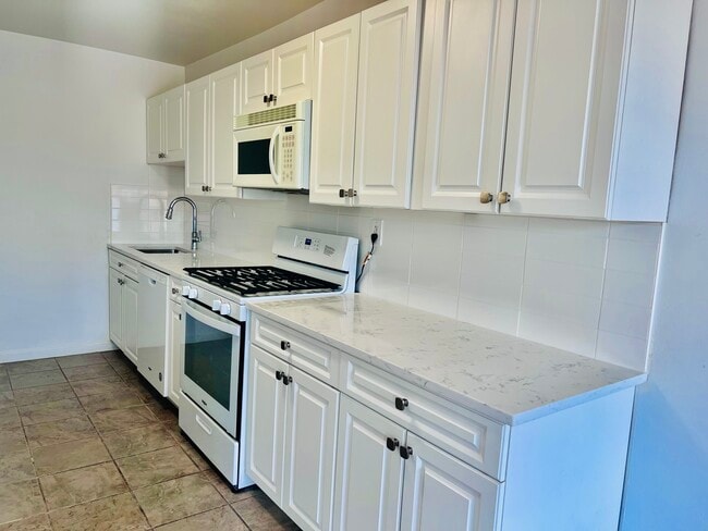 47 Davis Ave, Unit 4F