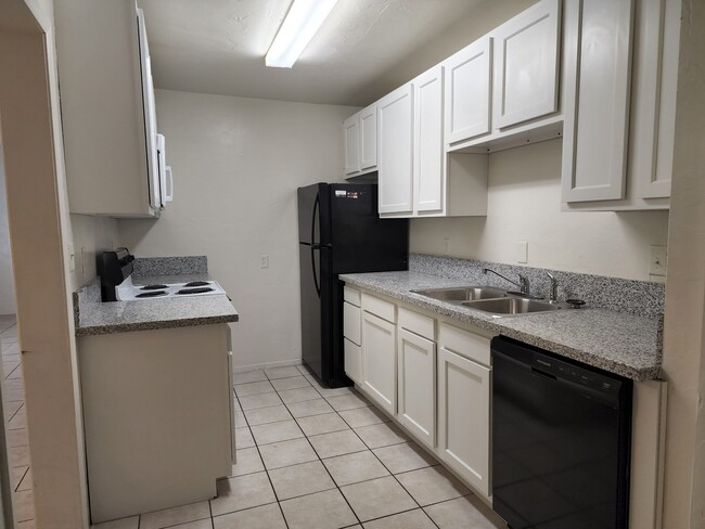 1822 E 10th St, Unit #1 -5 bed 4 bath in Tucson, AZ - Building Photo - Building Photo