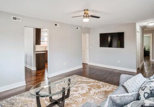 8423 W Oak Ave in Niles, IL - Building Photo - Building Photo