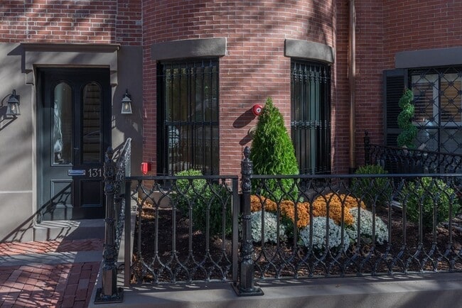 property at 131 W Newton St