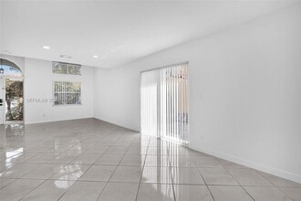 300 SW 100th Ave in Pembroke Pines, FL - Building Photo - Building Photo