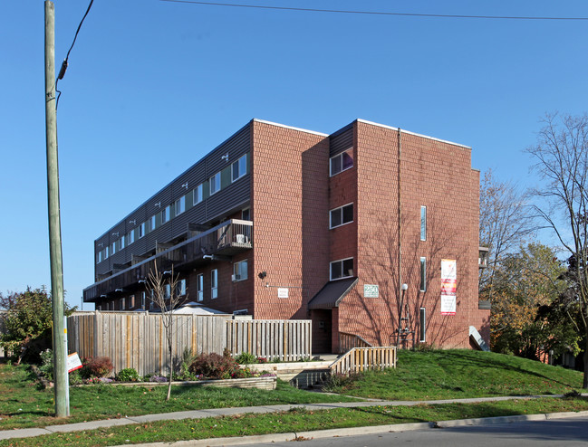 Athol Green Co-operative Homes Incorporated in Whitby, ON - Building Photo - Building Photo