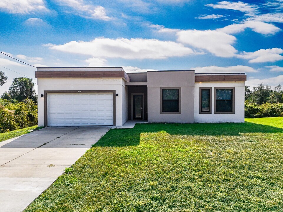 679 Windermere Dr in Lehigh Acres, FL - Building Photo