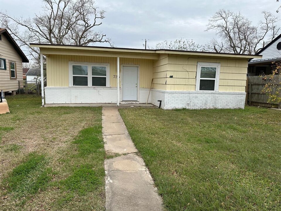 726 W 6th St in Freeport, TX - Building Photo