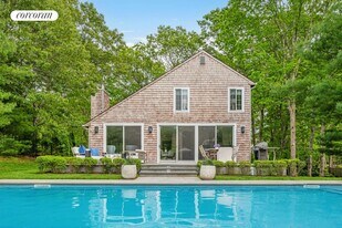 54 Whooping Hollow Rd in East Hampton, NY - Building Photo